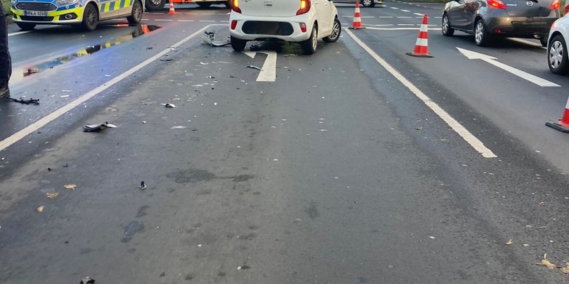 FW Bergheim: Zwei Verletzte nach Verkehrsunfall in Bergheim Besatzung eines Krankenwagens als Ersthelfer vor Ort - Landstraße teilweise gesperrt - Foto: presseportal.de