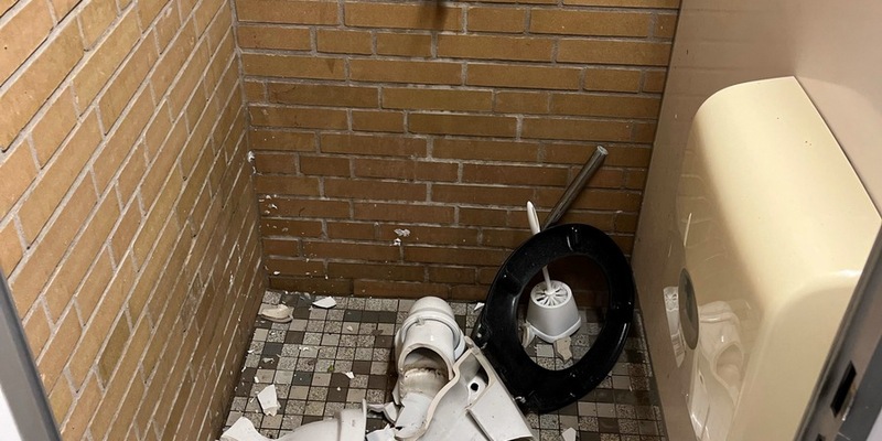 POL-COE: Nottuln, Burgstraße/ Schultoilette zerstört - Foto: presseportal.de