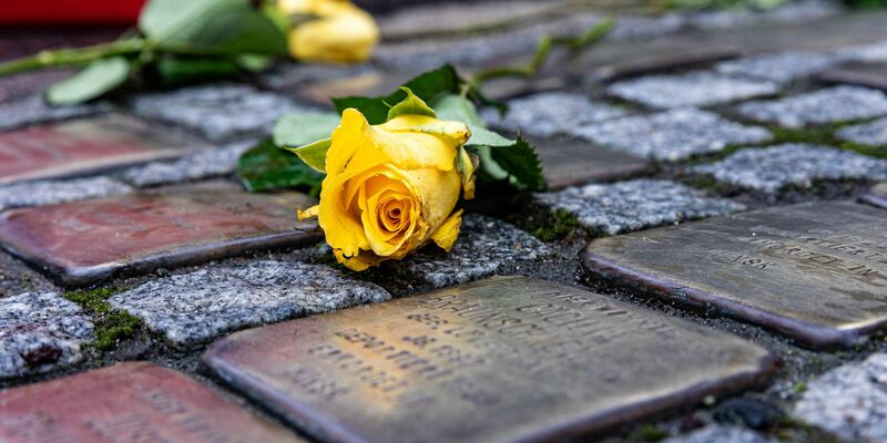 Nach dem Diebstahl aller zehn Stolpersteine in der Stadt Zeitz sind bereits Tausende Euro Spenden geflossen. (Archivbild) - Foto: Sascha Lotz/dpa