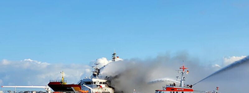 Brandbekämpfung bei Küstentanker auf der Ostsee - Foto: -/Die Seenotretter - DGzRS/dpa