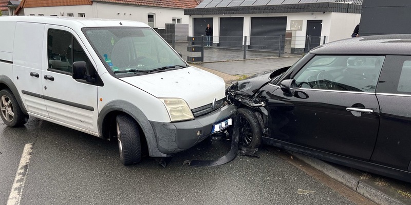 POL-HF: Verkehrsunfall mit Personenschaden - Transit fährt in Gegenverkehr - Foto: presseportal.de
