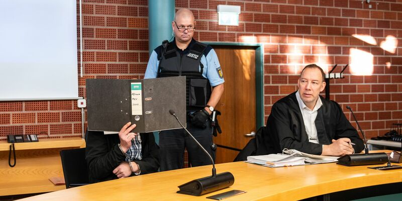 Der Angeklagte schweigt zum Auftakt des Mord-Prozesses. - Foto: Silas Stein/dpa