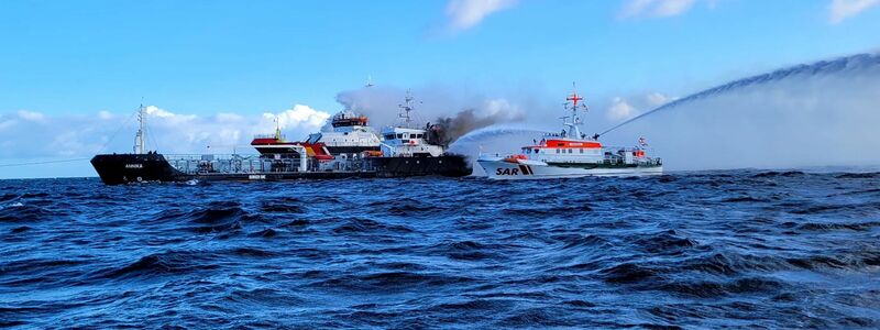 Kampf gegen die Flammen: Seenotretter gehen gegen den Brand auf dem Küstentankschiff «Annika» vor. - Foto: -/Die Seenotretter - DGzRS/dpa