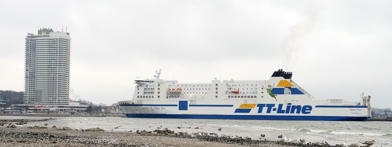 Als die «Peter Pan» 2019 in den Hafen von Travemünde einfährt, ist das Feuer schon gelöscht. (Archivbild) - Foto: Ole Spata/dpa