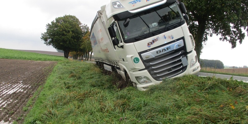 POL-LG: ++ LKW kommt von Fahrbahn ab - Kreisstraße wenige Stunden gesperrt ++ - Foto: presseportal.de