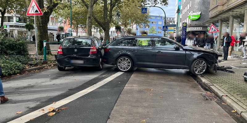 POL-DU: Altstadt: Audi kollidiert mit BMW und einer Schaufensterscheibe - Foto: presseportal.de