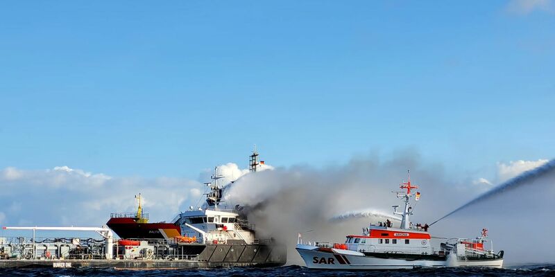 Ein Großaufgebot von Einsatzkräften war am brennenden Tanker «Annika» im Einsatz. - Foto: -/Die Seenotretter - DGzRS/dpa