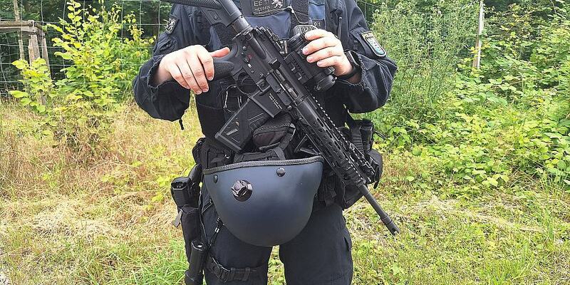 Schwerbewaffneter Polizist (Archiv) - Foto: über dts Nachrichtenagentur