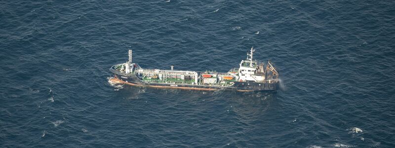 Das Tankschiff soll in den Rostocker Hafen geschleppt werden. - Foto: Hannes P Albert/dpa