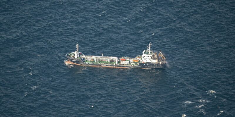 Nach dem Brand auf dem Öltanker «Annika» wird das Schiff von zwei Schleppern  n den Rostocker Hafen geschleppt.  - Foto: Hannes P Albert/dpa