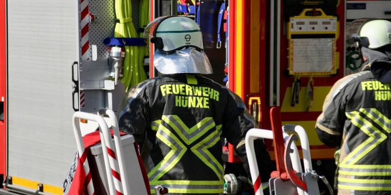 FW Hünxe: Tesla kollidierte mit einem Baum - Foto: presseportal.de