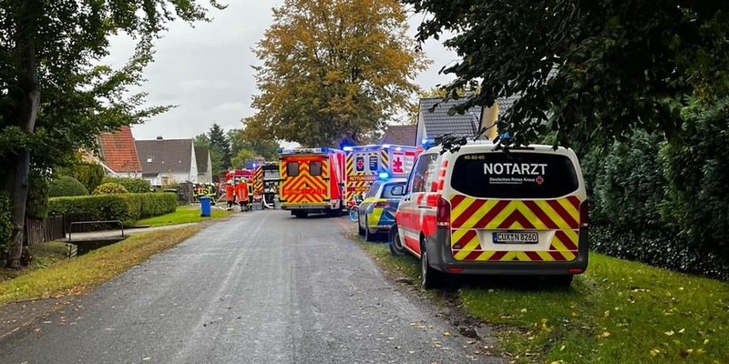 FFW Schiffdorf: Feuerwehr rettet drei Menschen aus verrauchtem Gebäude - Eine Person wird verletzt - Foto: presseportal.de