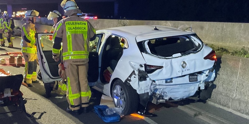 FW-GLA: Verkehrsunfall auf der BAB2- LKW kollidiert mit PKW - Foto: presseportal.de