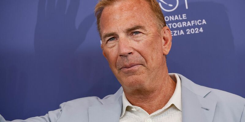 Schauspieler und Musiker Kevin Costner veröffentlicht mit seiner Band einen Song als Spenden-Aktion. (Archivbild)  - Foto: Joel C Ryan/Invision/AP/dpa