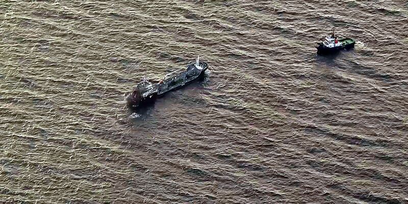 Das brennende Tankschiff «Annika» soll im Rostocker Hafen gelöscht werden. - Foto: Hannes P Albert/dpa