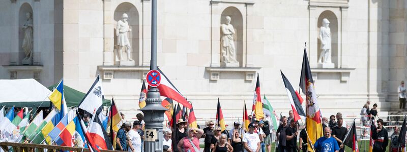 Sogenannte Reichsbürger demonstrieren auf dem Königsplatz in München. Titel der Veranstaltung ist: «Das große Treffen der Bundesstaaten, Heimath und Weltfrieden». (Archivfoto) - Foto: -/dpa