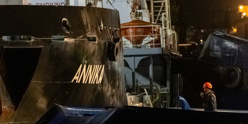 Die «Annika» ist in der Nacht im Rostocker Hafen angekommen. - Foto: Bodo Marks/dpa
