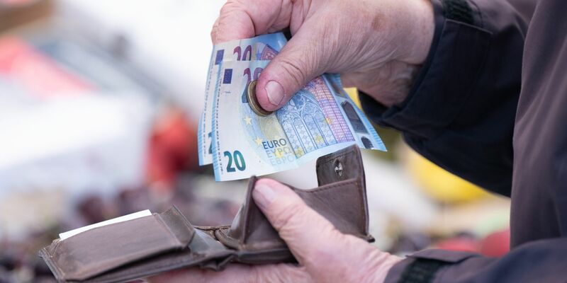 Gut ein Drittel der Verbraucher in Deutschland macht sich häufig Sorgen um ihre finanzielle Situation. (Symbolbild) - Foto: Sebastian Kahnert/dpa