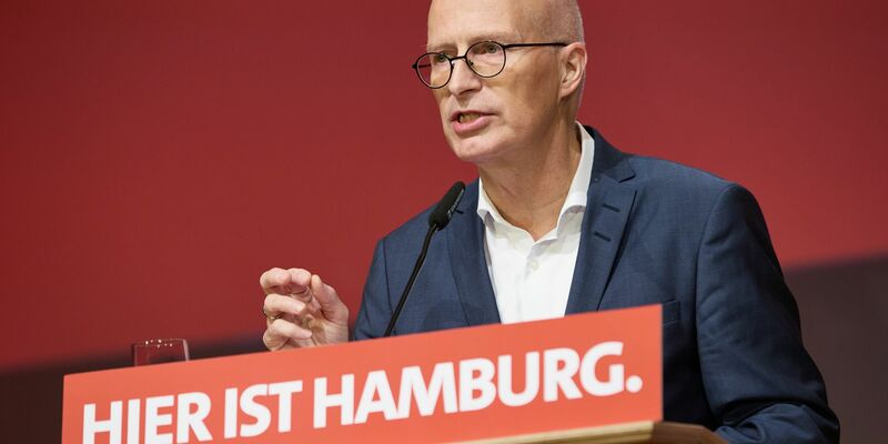 Hamburgs Bürgermeister Peter Tschentscher ist mit 97,3 Prozent der Stimmen zum Spitzenkandidat der SPD Hamburg gewählt worden. - Foto: Georg Wendt/dpa