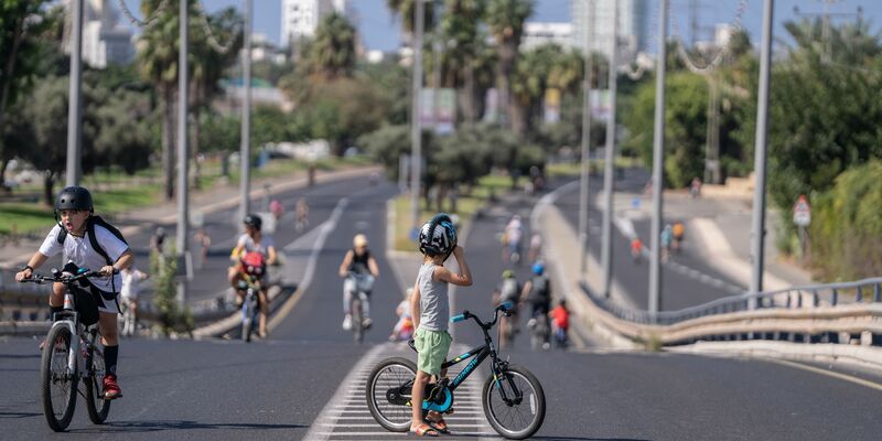 Menschen in Israel sind mit ihren Fahrrädern auf einer leeren Straße am Feiertag Jom Kippur unterwegs (Foto aktuell). - Foto: Ilia Yefimovich/dpa