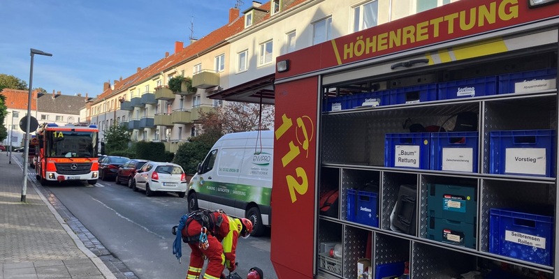 FW Hannover: Frau vom Dach eines Mehrfamilienhauses gerettet - Foto: presseportal.de