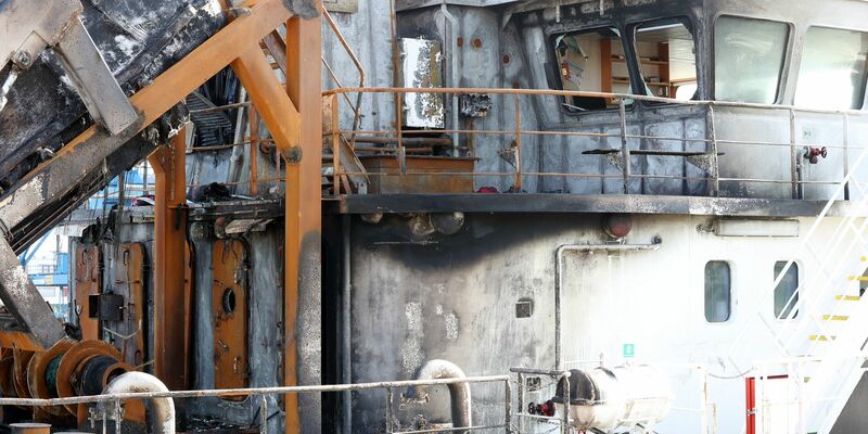 Die Schäden nach dem Brand auf dem Öltankschiff «Annika» sind deutlich zu erkennen. Der Havarist liegt im Rostocker Überseehafen. - Foto: Bodo Marks/dpa