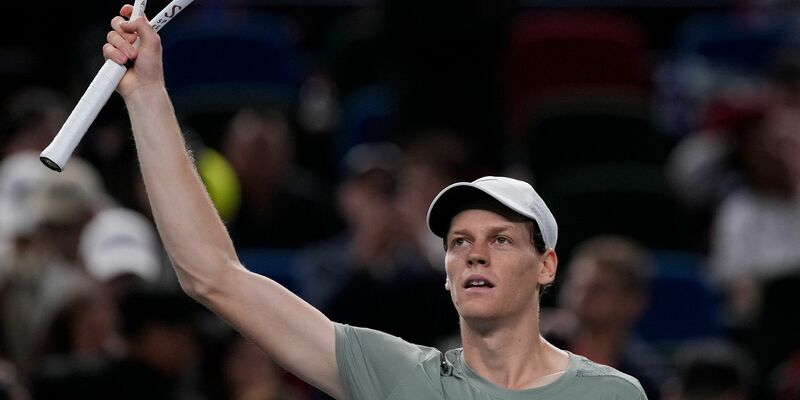 Novak Djokovic (r) blieb nur die Gratulation an Jannik Sinner. - Foto: Andy Wong/AP/dpa