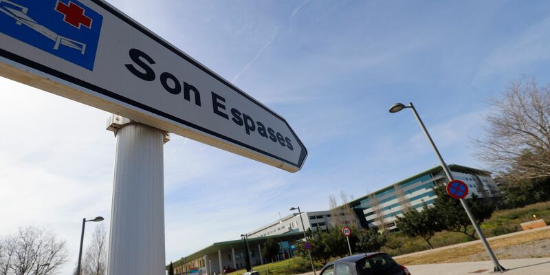 Die Geretteten wurden in das Krankenhaus Son Espases in Palma gebracht. - Foto: Clara Margais/dpa