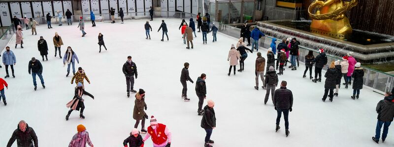 Die traditionelle Eisbahn am Rockefeller Center ist wieder offen. (Archivbild) - Foto: Craig Ruttle/AP/dpa