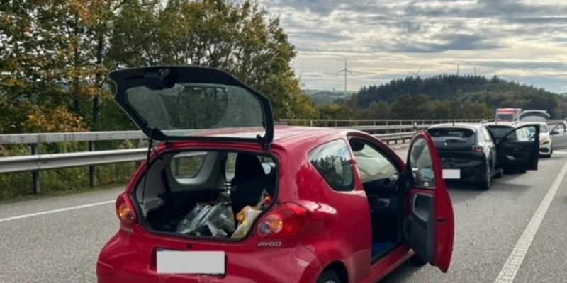 POL-PDPS: Unfallflucht nach Unfall durch verlorene Ladung - Foto: presseportal.de