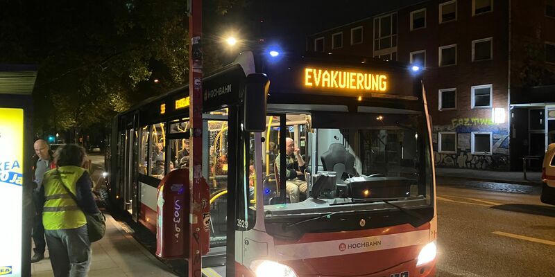 Der Bereich um den Fundort der Bombe wurde weiträumig abgesperrt. - Foto: Benjamin Haller/dpa