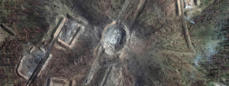 In Toropez und anderen russischen Waffenarsenalen kam es durch ukrainische Drohnenangriffe zu massiven Explosionen, die den Nachschub für den Krieg stoppen sollen. (Archivbild) - Foto: Uncredited/Satellite image ©2024 Maxar Technologies/AP/dpa