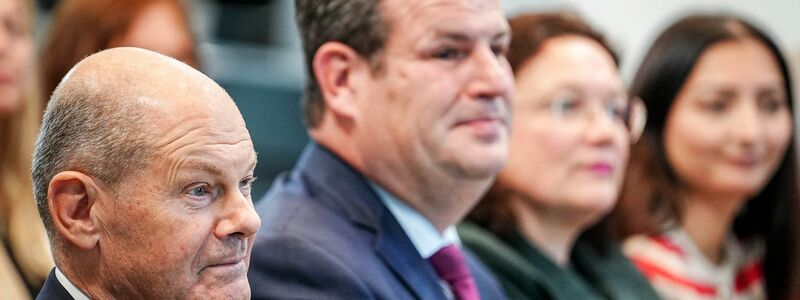 Arbeitsminister Heil und Kanzler Scholz wollen Industrie fördern (rechts Andrea Nahles, Chefin der Bundesagentur für Arbeit). (Archivbild) - Foto: Kay Nietfeld/dpa