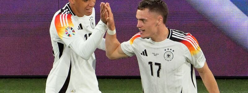 Vor vier Monaten beim EM-Eröffnungsspiel in München: Jamal Musiala (l) und 1:0-Schütze Florian Wirtz beim Torjubel nach dem 1:0.  - Foto: Peter Kneffel/dpa