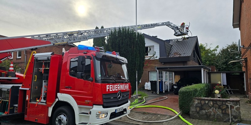 FW-RD: Dachstuhlbrand in Büdelsdorf - 70 Einsatzkräften löschten das Feuer - Foto: presseportal.de