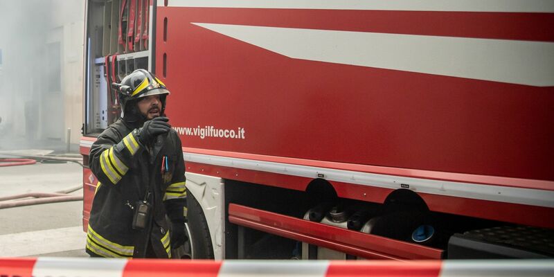  Ein italienischer Feuerwehrmann im Einsatz. (Archivfoto als Illustration) - Foto: Claudio Furlan/LaPresse via ZUMA Press/dpa