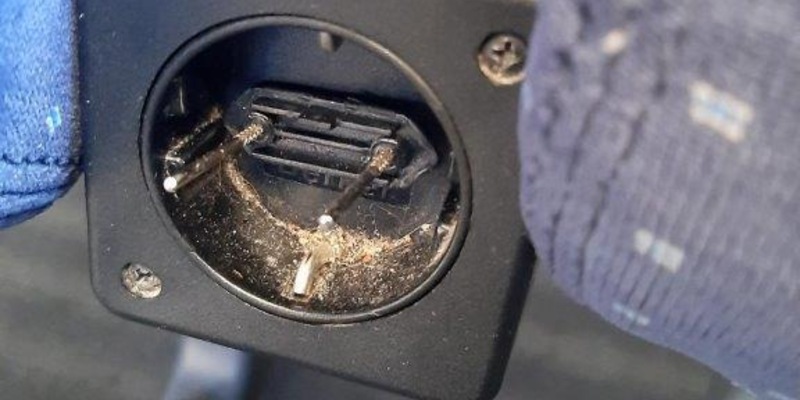 BPOL NRW: Reisender verletzt sich an Steckdose im ICE - Bundespolizei ermittelt - Foto: presseportal.de