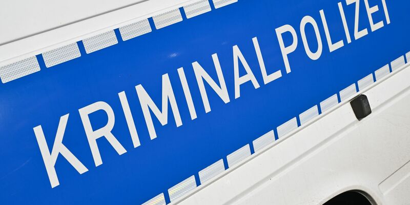 Die Kriminalpolizei ermittelt nach dem Fund eines Toten in einer Tiefkühltruhe in Verl. - Foto: Patrick Pleul/dpa