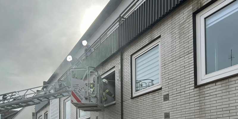 FW-AR: Feuerwehr rettet Hausbewohner über Drehleiter - Foto: presseportal.de