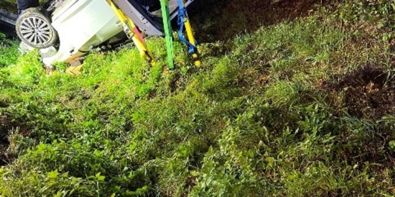 FW-EN: Überschlagener PKW mit verletzter Person Absicherung einer Rettungshubschrauberlandung - Foto: presseportal.de
