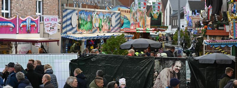 Auf dem Gallimarkt, Ostfrieslands größtem Volksfest, ist eine Geisterbahn in Brand geraten. Fünf Menschen wurden verletzt. - Foto: Lars Penning/dpa