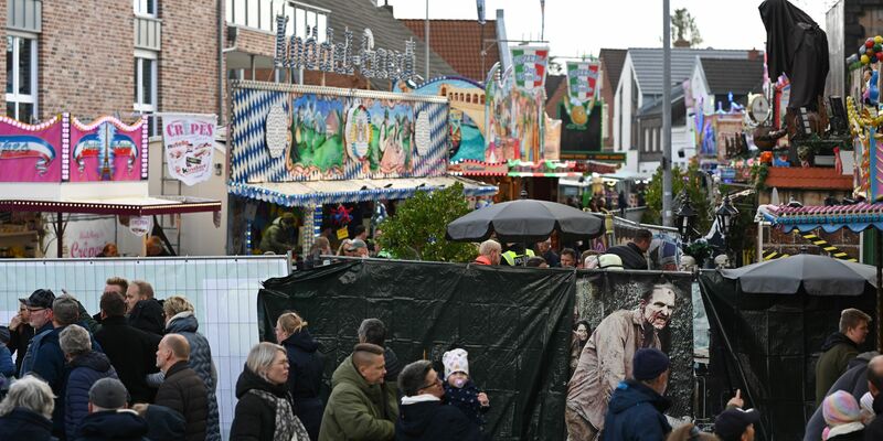 Auf dem Gallimarkt, Ostfrieslands größtem Volksfest, ist eine Geisterbahn in Brand geraten. Fünf Menschen wurden verletzt. - Foto: Lars Penning/dpa