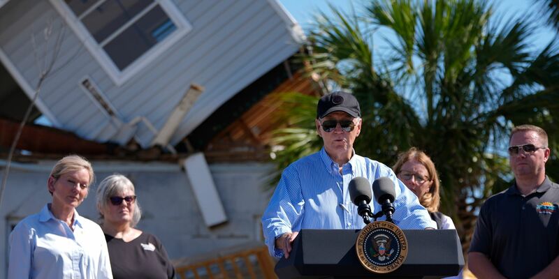US-Präsident Joe Biden hat sich bei einem Besuch in Florida selbst ein Bild von den Schäden durch Hurrikan «Milton» gemacht. - Foto: Manuel Balce Ceneta/AP/dpa