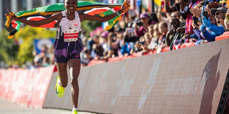 Ruth Chepngetich lief in Chicago als erste Frau einen Marathon unter 2:10 Stunden. - Foto: Tess Crowley/Chicago Tribune/AP/dpa