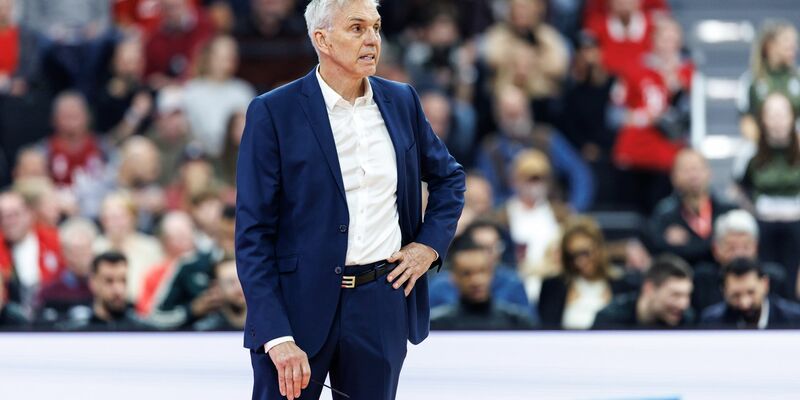 Bayerns Basketballer mit Coach Gordon Herbert gewinnen im BBL-Pokal in Bonn. - Foto: Matthias Balk/dpa
