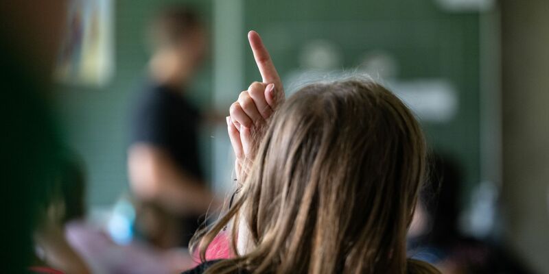 Werden Lehrer Opfer körperlicher Gewalt, so geht diese einer Umfrage zufolge fast ausschließlich von Schülerinnen und Schülern aus. (Symbolbild) - Foto: Marijan Murat/dpa