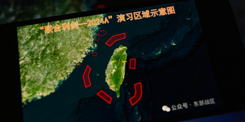 Auf einem Smartphone wird im Mai eine Karte mit Standorten der Militärübungen rund um Taiwan angezeigt. Wie damals finden auch jetzt wieder Übungen rund um die Inselrepublik statt. - Foto: Andre M. Chang/ZUMA Press Wire/dpa