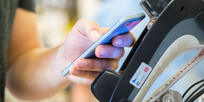 Elektronisches und digitales Bezahlen wird auch in Deutschland von Jahr zu Jahr üblicher. - Foto: Franziska Gabbert/dpa-tmn/dpa