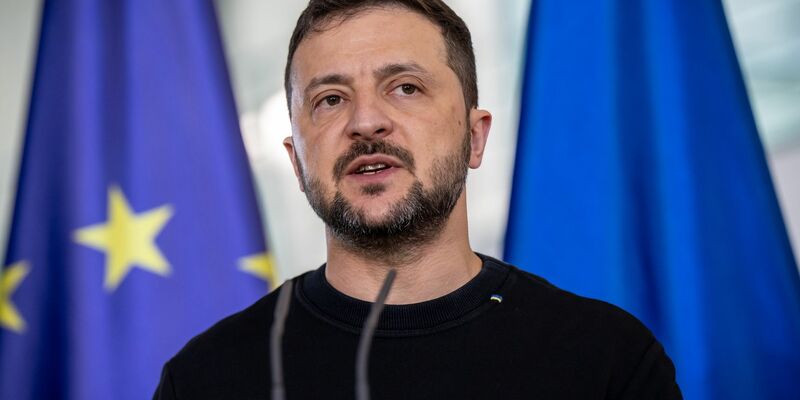 Selenskyj will die Kämpfe auf russisches Gebiet tragen. Die Bevölkerung dort solle verstehen, was Krieg sei. (Archivbild) - Foto: Michael Kappeler/dpa