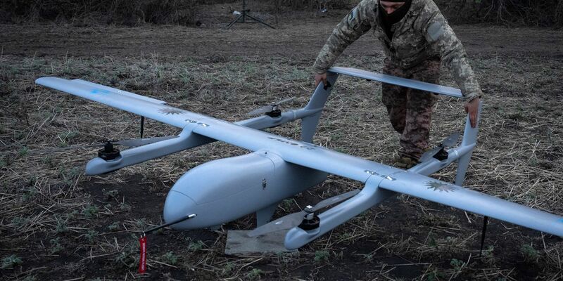 Die zahlenmäßig weit unterlegene ukrainische Armee setzt bei ihren Angriffen auch auf Kampfdrohnen. (Archivbild) - Foto: Efrem Lukatsky/AP/dpa